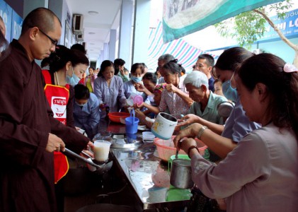 Nồi cháo “Từ Tâm” - Thông điệp tình thương yêu