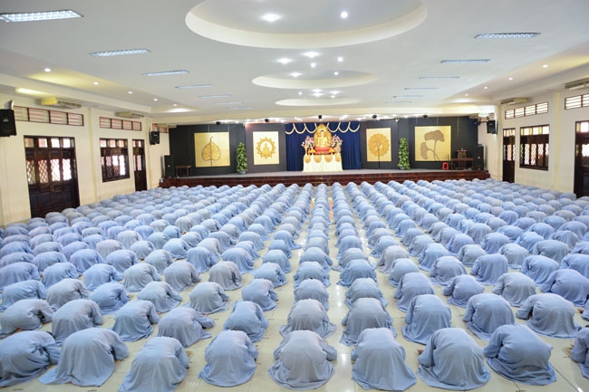 Hơn 1000 người thực tập oai nghi người Phật tử tại chùa Hoằng Pháp 