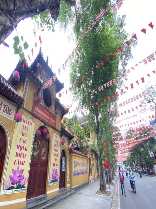 Không khí đón mừng Đại lễ Phật đản trong đại dịch Covid-19 ở Hà Nội