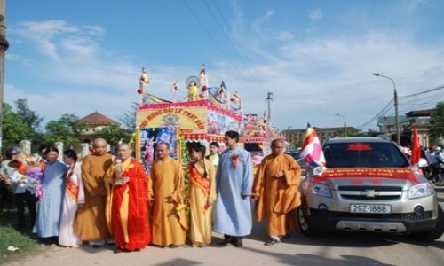 Hà Tĩnh: Hàng vạn người dự Đại lễ Phật đản PL 2552 - DL 2008