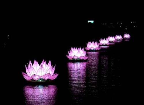 Đường phố Huế tràn ngập sắc màu mùa Phật đản