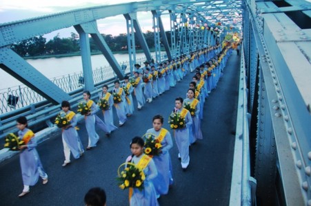 Hàng nghìn người tham gia rước Phật ở Huế