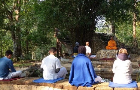 Phật quở trách sự xung đột giữa người theo pháp học và pháp hành