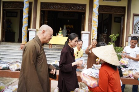 Phật tử chùa Bằng (Hà Nội) chia sẻ khó khăn với người dân Quảng Trị