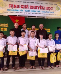 Trao 300 suất quà cho hoc sinh nghèo hiếu học tại Thừa Thiên Huế