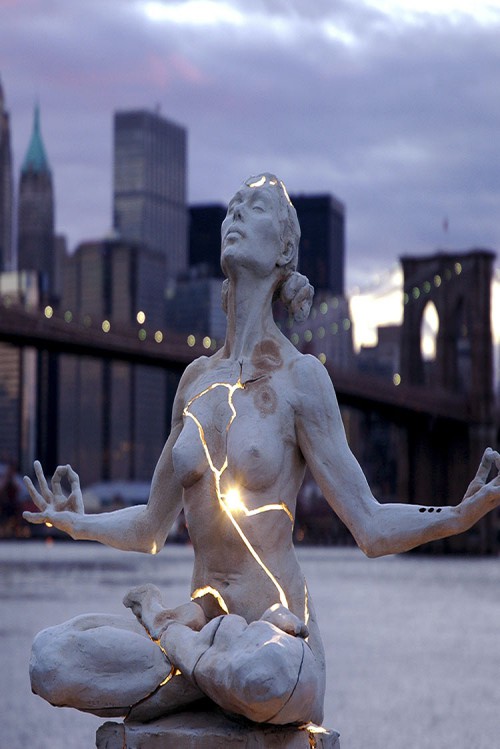 Độc đáo bức tượng người phụ nữ ngồi thiền “tỏa sáng” ở New York