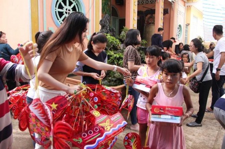 Nhóm Vô Thường TP Hồ Chí Minh tặng học bổng và quà Trung thu tại chùa Linh Quang 