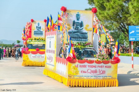 Rước tượng Ngọc Phật Thích Ca nặng 3,8 tấn