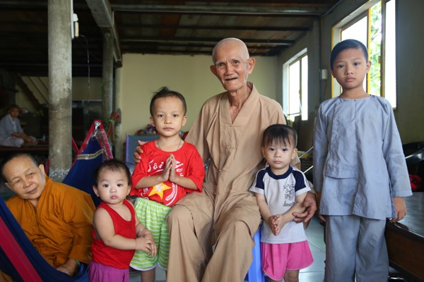 Chuyện cảm động về sư thầy 80 tuổi nuôi gần 60 người tâm thần và trẻ mồ côi