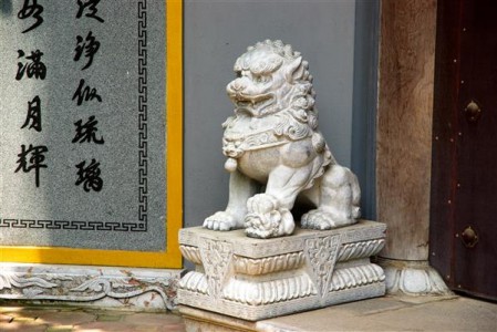 Loại bỏ biểu tượng, linh vật lạ ở nơi công cộng và các di tích