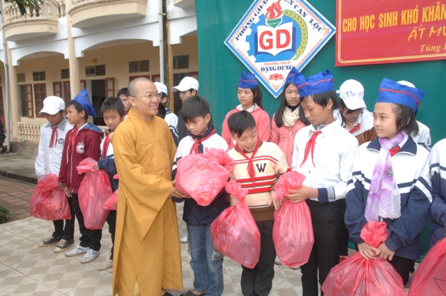 Quỹ Đạo Phật Ngày Nay tặng quà tại chùa Tượng Sơn Trường THCS Đặng Dung - Hà Tĩnh