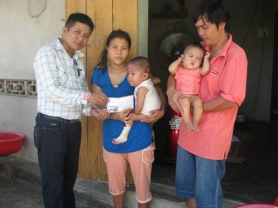 Hỗ trợ 10 triệu đồng cho 2 cháu Phúc và Lộc ở Nghệ An 