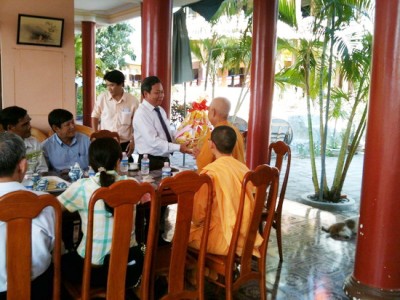 Lãnh đạo thành phố Nha Trang thăm, tặng quà các tự viện nhân Phật đản PL.2559