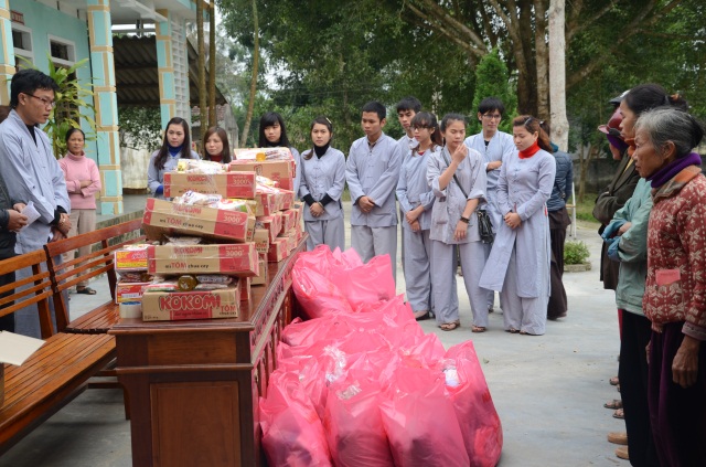 TN Phật tử chùa Giai Lam - Tịnh Pháp tặng quà Tết cho người nghèo