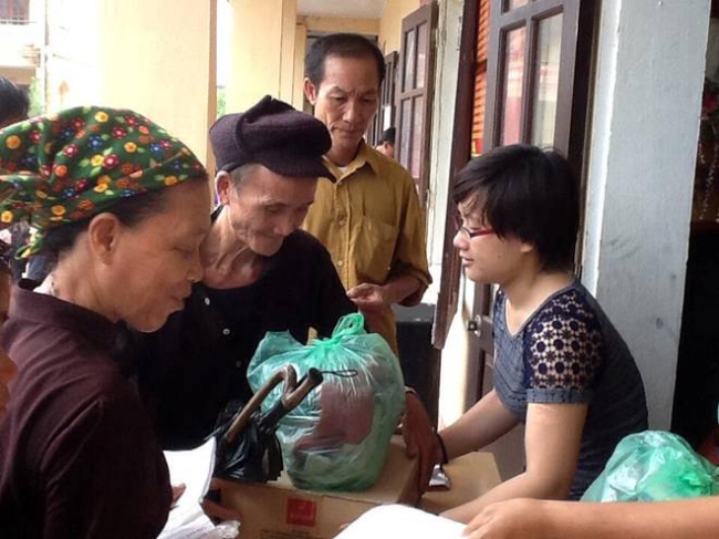 Tặng quà cho trẻ em và các hộ nghèo tại huyện Vị Xuyên, tỉnh Hà Giang