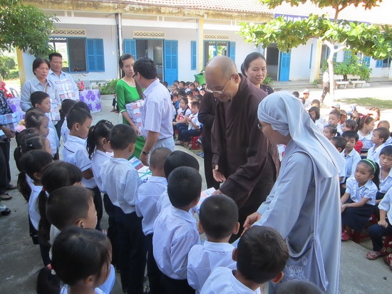 Ban từ thiện PG thị xã Ninh Hòa tặng 450 suất quà cho học sinh dân tộc 
