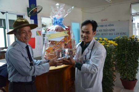 Đội TNV máu sống GĐPT Đà Nẵng tặng quà tết cho bệnh nhân
