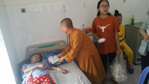 Khánh Hòa: Ban Từ thiện PG tỉnh tặng quà cho bà con sau bão số 8