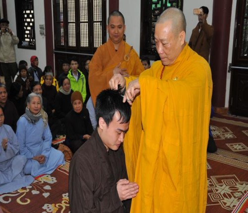 Hà Nội: Lễ thế phát xuất gia cho 3 thanh niên Phật tử tại chùa Bằng