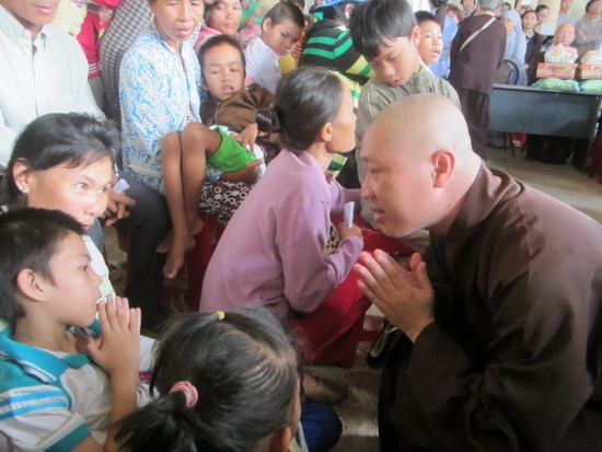 Tặng quà cho bệnh nhân nghèo và người khuyết tật tại thị xã Ninh Hòa