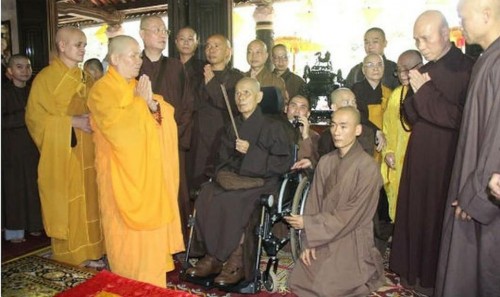 Sức khỏe của Thiền sư Thích Nhất Hạnh suy yếu, cho phép 5 đại đệ tử về thăm