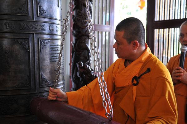 Nghi thức thỉnh Đại hồng chung - (Âm và dịch nghĩa)