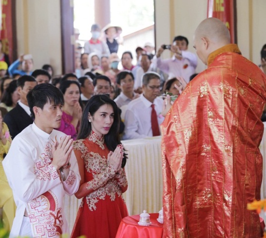  Thủy Tiên - Công Vinh tổ chức lễ hằng thuận tại Tổ đình Vĩnh Phước