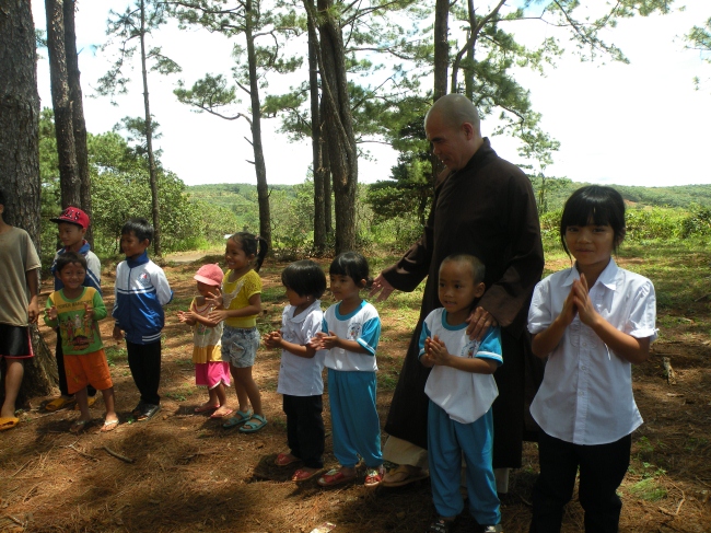 Trung thu cho trẻ em dân tộc tại ngôi chùa cao nguyên 