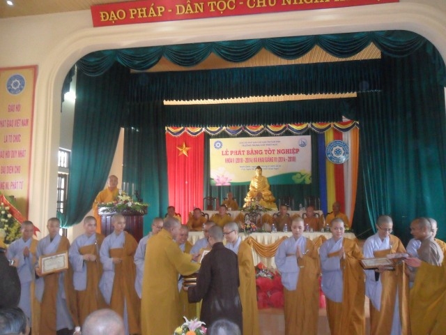 Trường TCPH Nam Định  tổ chức lễ trao bằng tốt nghiệp khóa V và khai giảng khóa VI