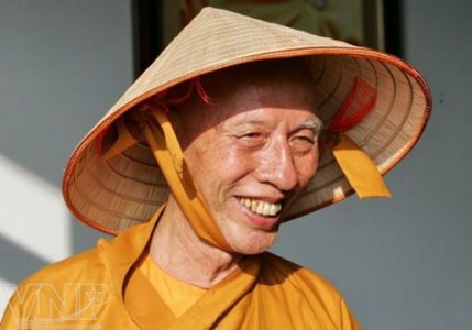 Đi tu lánh đời hay đương đầu với cuộc sống?