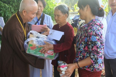 Hà Tĩnh: Chi nhánh chùa Hoằng Pháp khám bệnh miễn phí, tặng quà từ thiện