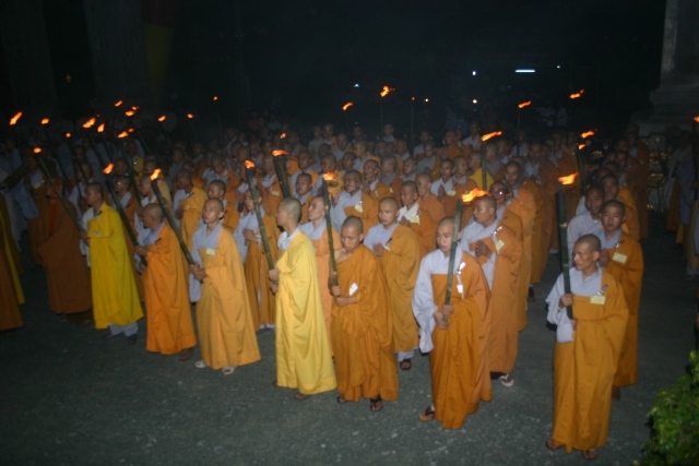 Giới tử Đại giới đàn Hạnh Trụ 2011 thực tập nghi thức Tuần chiểu