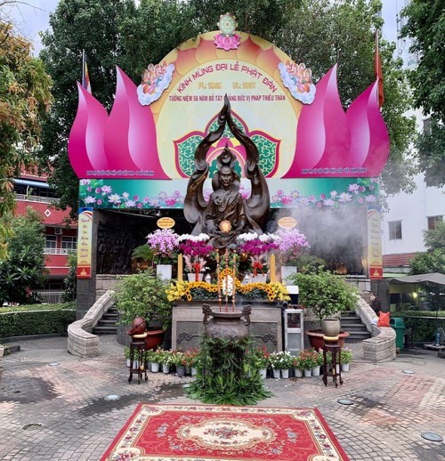 Dâng hương tưởng niệm Bồ-tát Thích Quảng Đức