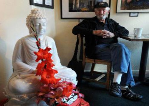 Trả 3000 đô để uống cà phê được nhìn tượng Phật