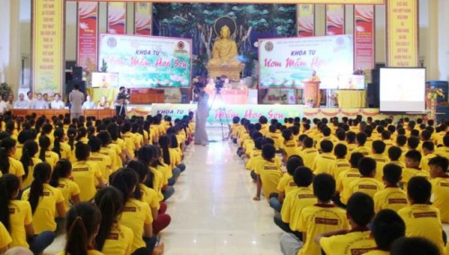 Nghệ An: Gần 700 thanh thiếu niên tham dự khóa tu “Ươm mầm hoa sen”
