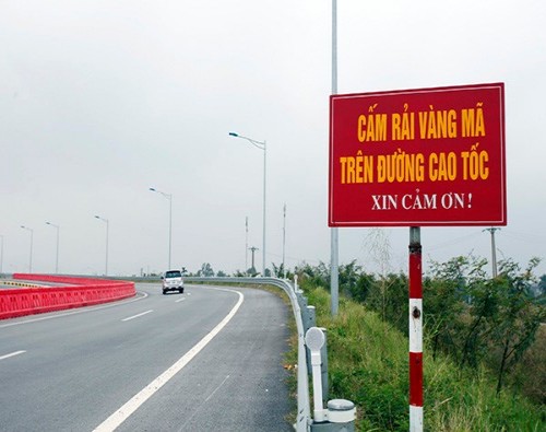 Tuyên truyền Tăng ni, Phật tử không rải vàng mã trên đường cao tốc