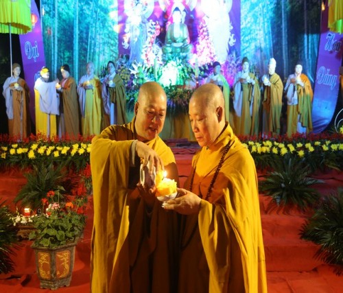 Hưng Yên: Đêm hoa đăng vía Phật A Di Đà chùa Pháp Vân