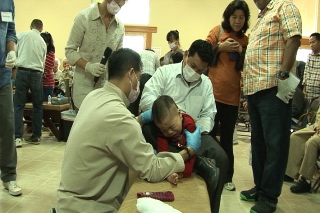 Dân chúng Bắc Cali kinh ngạc với lương y Võ Hoàng Yên đến từ Việt Nam 