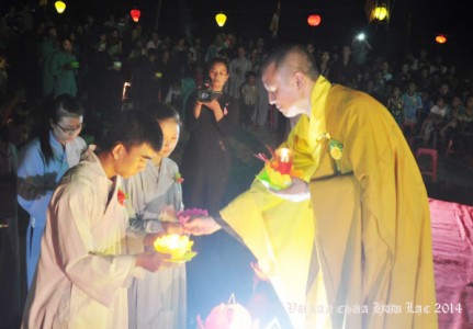 Chùa Hữu Lạc, hàng ngàn người tham dự đêm hoa đăng lễ Vu lan 