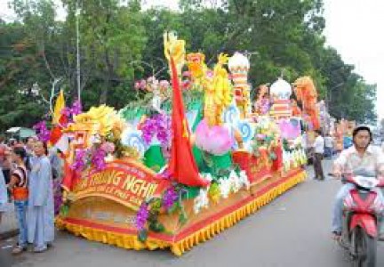 Xe, thuyền rước Phật là thành quả của  PGVN sau năm 1981