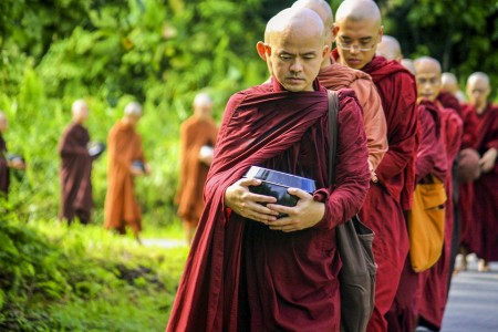 Yêu người xuất gia được chớ, chùa to Phật lớn nên chăng?