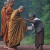 Bố thí thiêng liêng và bố thí phàm tục trong Phật giáo Theravada