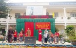 Phật giáo huyện Vũ Quang tặng quà cho học sinh nghèo năm học mới