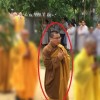 Thông tin về việc một người mang sắc phục tu sĩ Phật giáo trang trí mừng giáng sinh